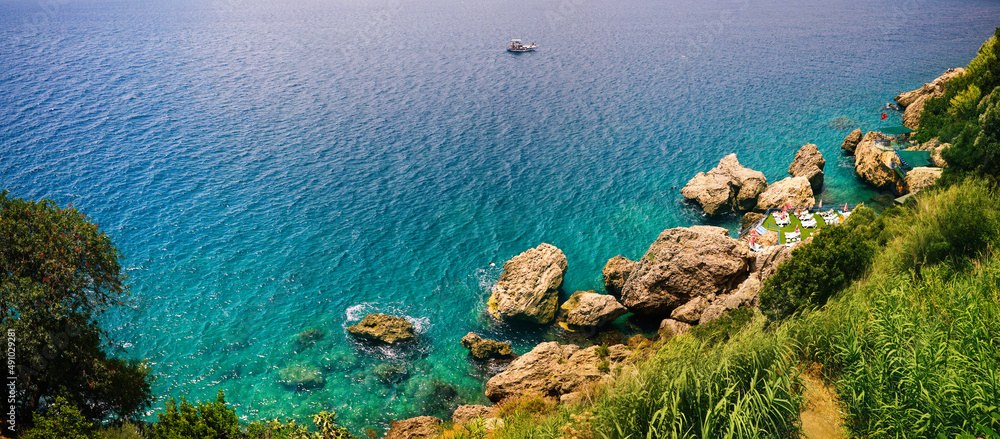 地中海沿岸美丽的自然全景，巨石俯视