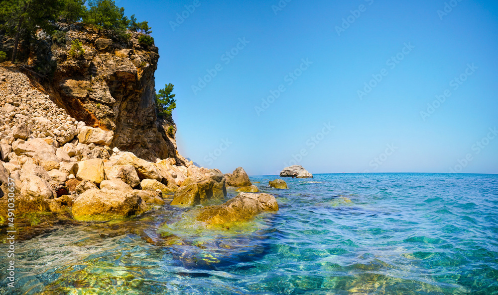 远离带有大块石头的度假海滩的地中海海岸的自然美景，