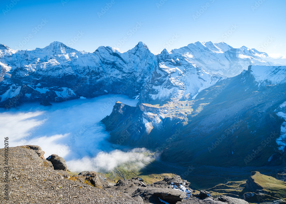 瑞士阿尔卑斯山的山景。山峰。自然景观。山脉和清澈的布鲁