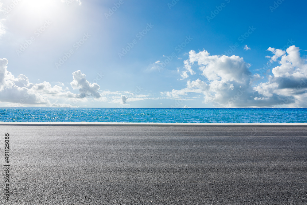 蓝天下湖边空旷的柏油路