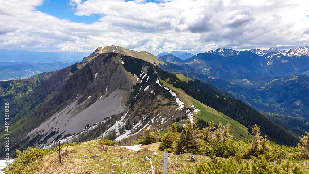 奥地利卡林西亚卡拉万克山脉哈恩科格尔山（克莱克）春季全景。澳大利亚边境