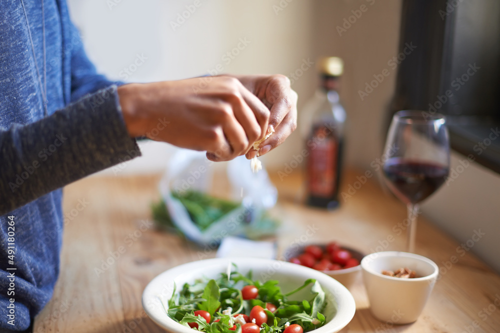 创造完美的午餐。一位年轻女士在厨房里做沙拉。