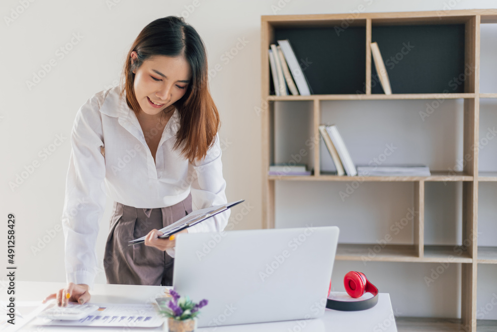 从事商业分析和会计审计工作的女秘书。