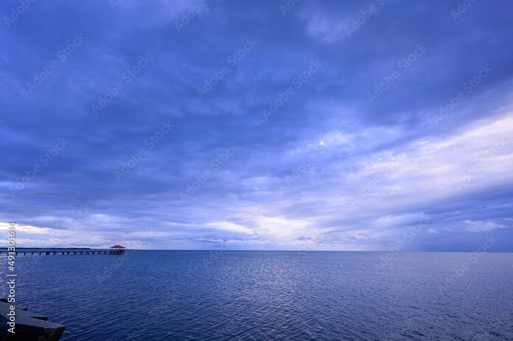 海洋上空晚云背景，摄影，广角，复制空间