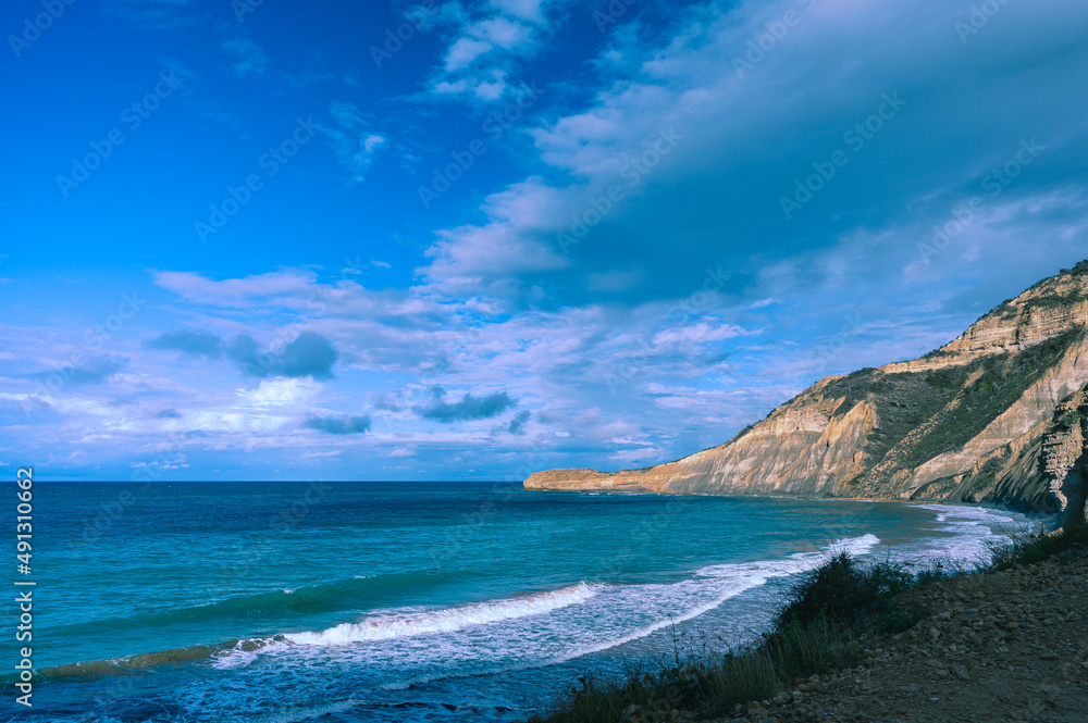 海边的高崖，美丽的海景，白云密布的美丽天空