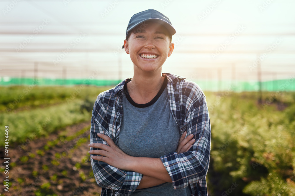 农场生活就是我的生活。一位迷人的年轻女农民的裁剪肖像。