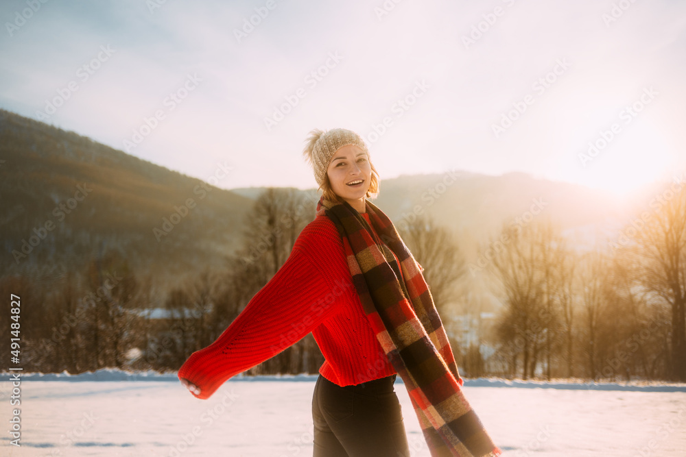 快乐的女孩穿着冬装，阳光明媚，户外多雪