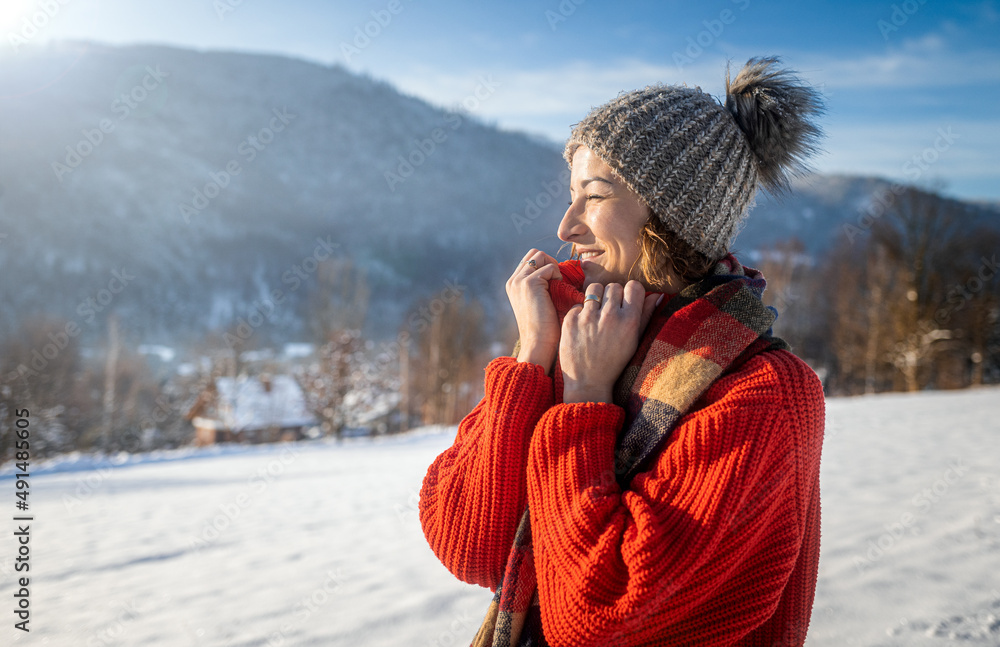 雪景中的冬日微笑女人