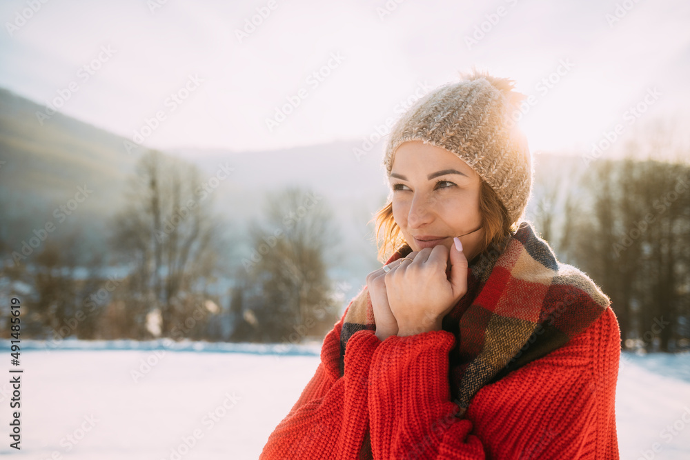 雪景中的冬日微笑女人