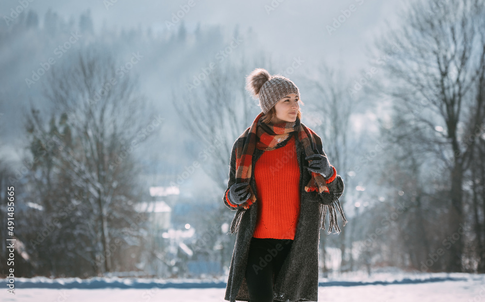 冬天的年轻女人在雪地里行走