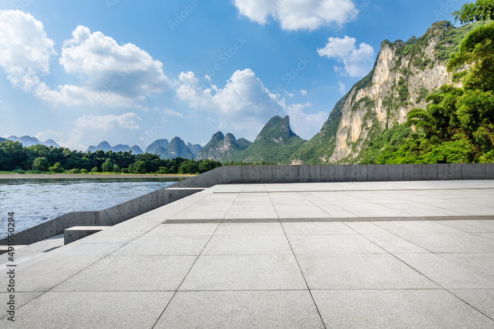 中国桂林，空旷的广场和高山自然风光。道路和山脉背景。