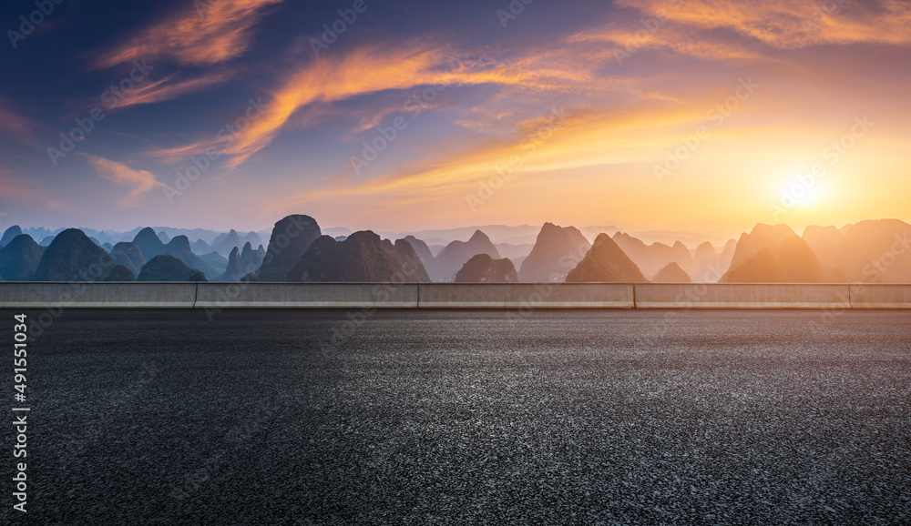 日落时的沥青公路和山脉自然风光。道路和山脉背景。