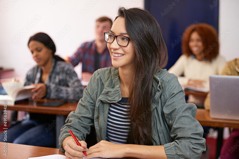 一个学期一个学期地实现我的目标。一个快乐的学生在课堂上全神贯注的镜头。