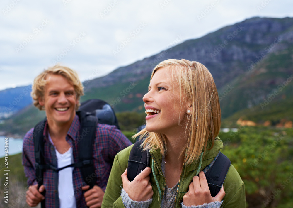 徒步旅行玩得很开心。背包客欣赏美景。