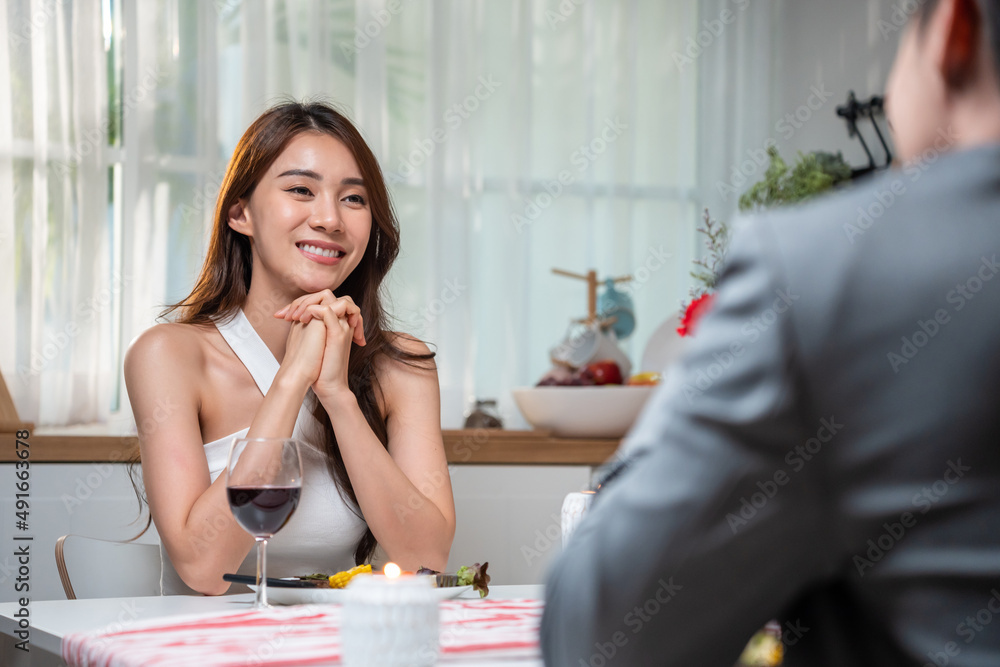 亚洲年轻夫妇共进晚餐庆祝情人节。