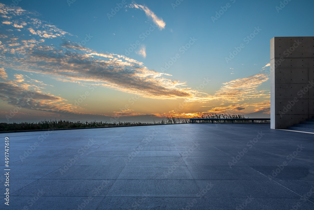 空旷的广场平台和天空日落的云朵背景