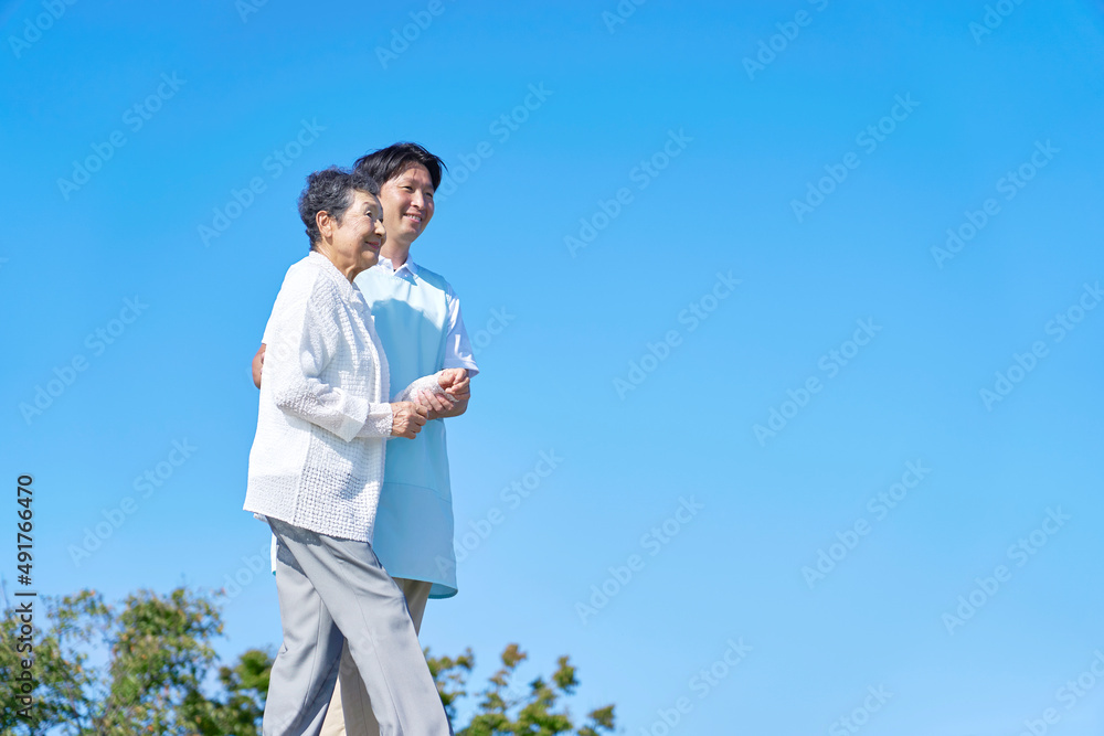 高齢者と介護士　屋外