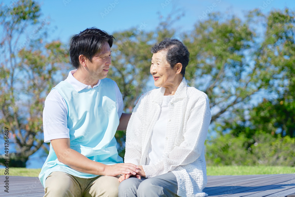 高齢者と介護士　屋外