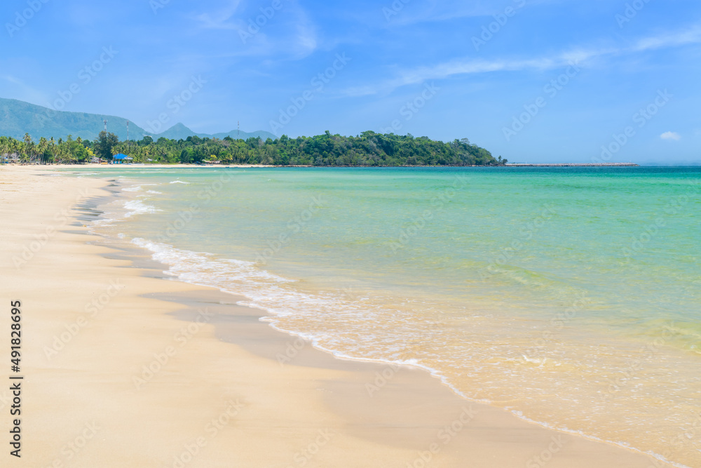 阳光明媚的Thung Wua Laen海滩，泰国Chumphon的著名旅游目的地和度假区