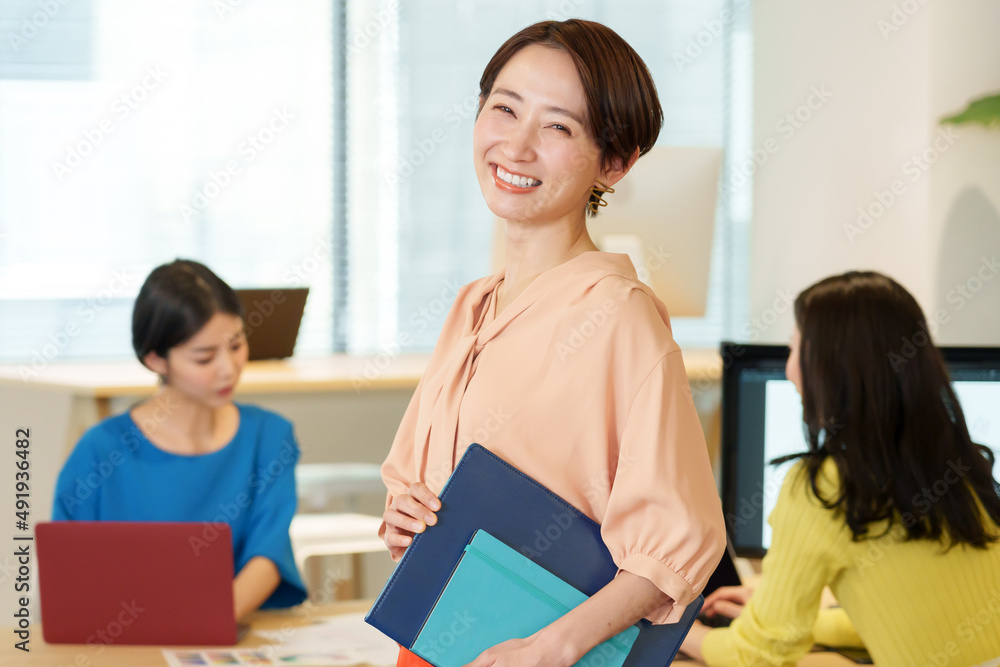 オフィス　働く女性　ポートレート