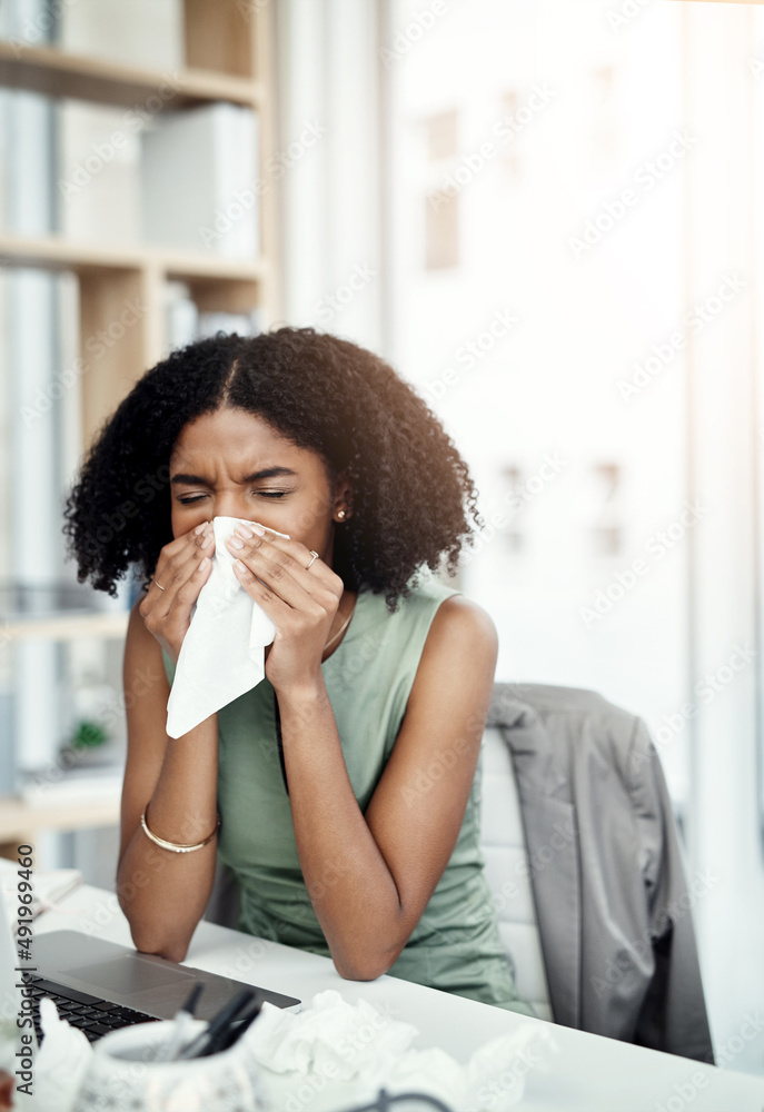 又是一年中的那个时候了。一位迷人的年轻女商人擤鼻子的剪影