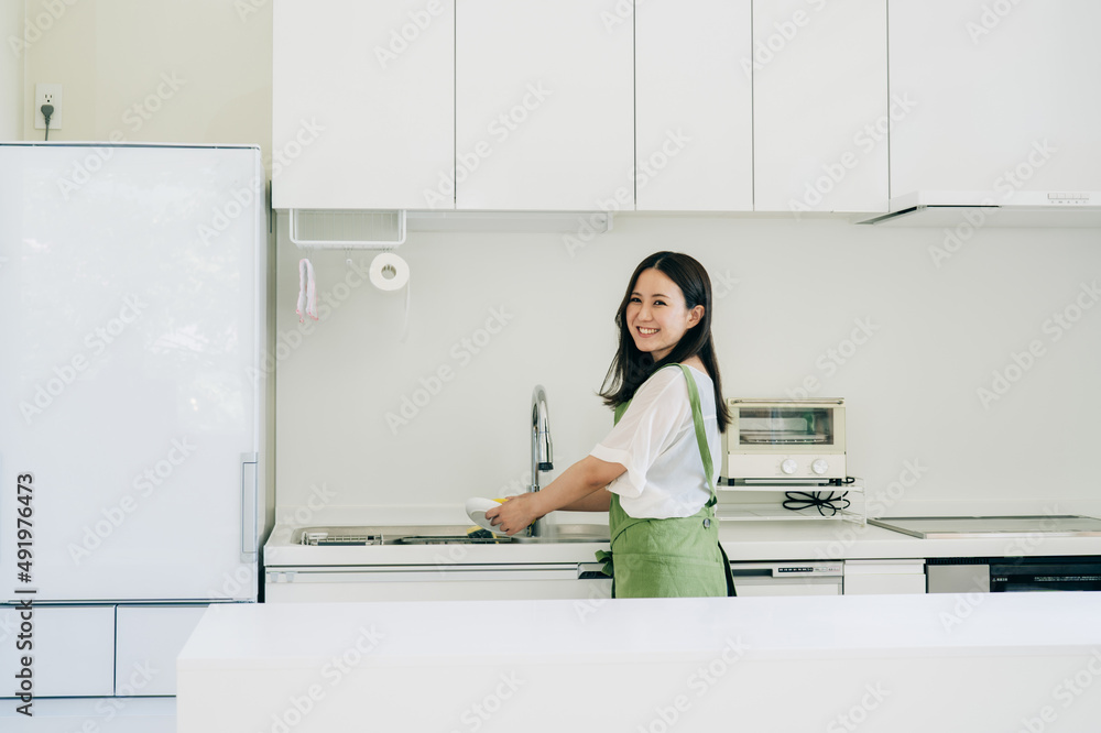 皿洗いをする女性
