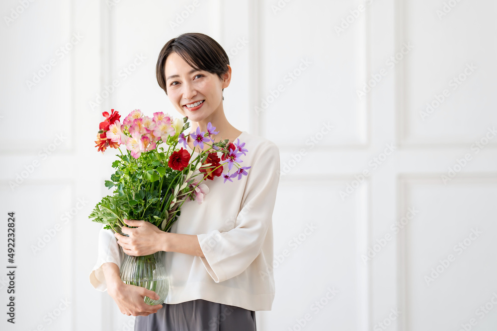 花を持つ女性