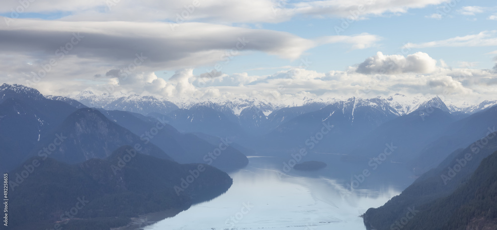 皮特湖鸟瞰图，加拿大山地景观。晴朗多云的天空艺术渲染。皮特草地