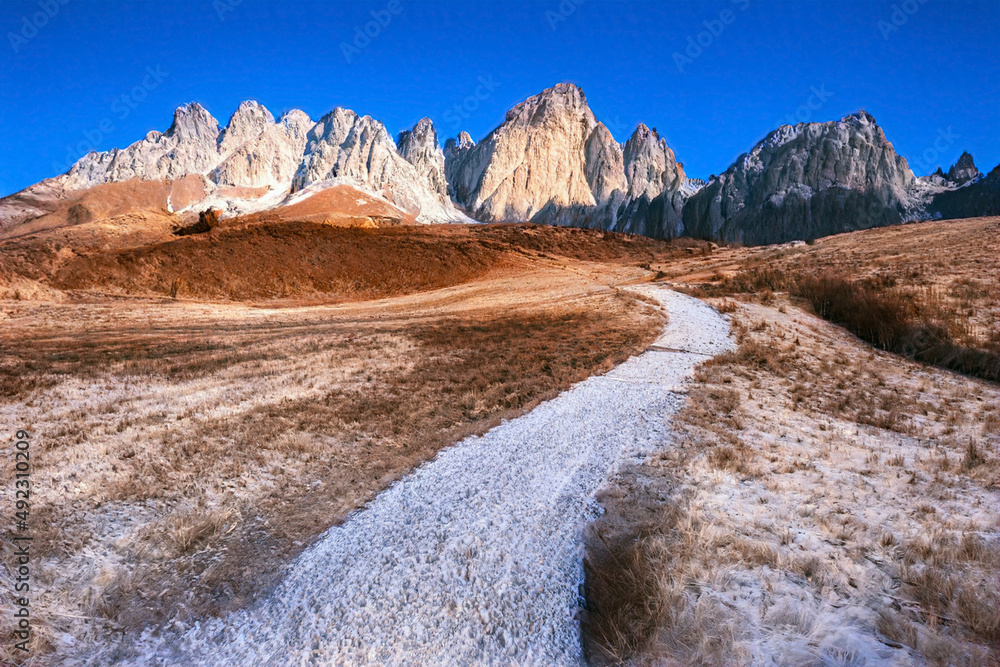 美丽的冬季风景景观和白云岩山的雪霜背景