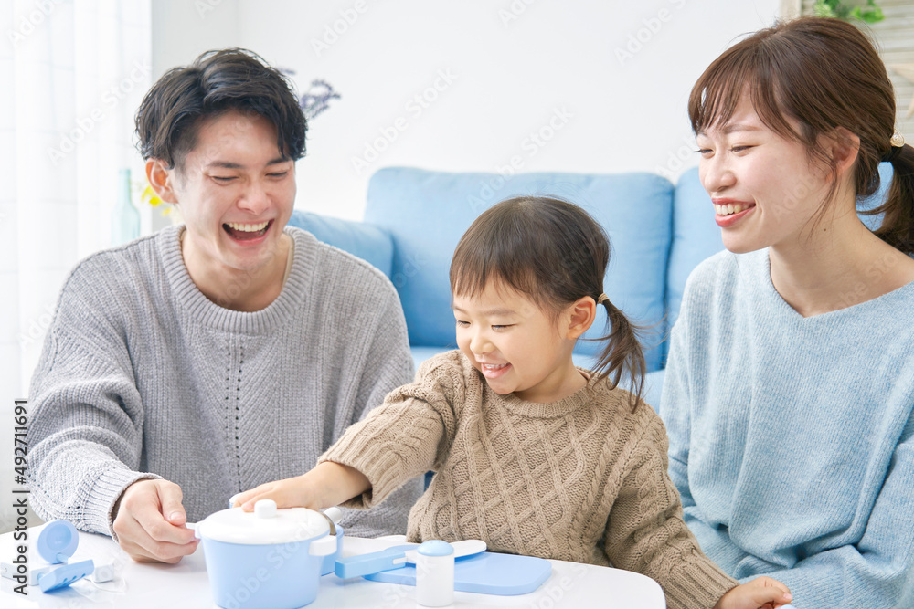 幼児　女の子　両親とおままごとで遊ぶ