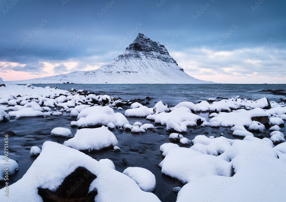 冰岛柯克朱费尔山。冬季景观。山脉和海洋。冰雪。受欢迎