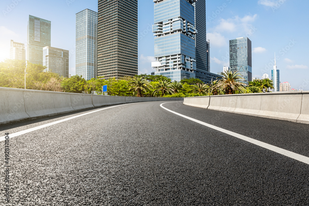 中国深圳的沥青道路和城市天际线，以及现代化的商业建筑。