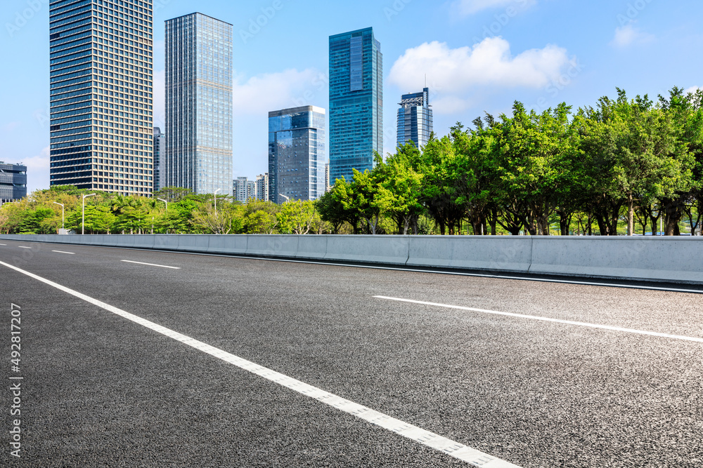 中国深圳的沥青道路和城市天际线，以及现代化的商业建筑。