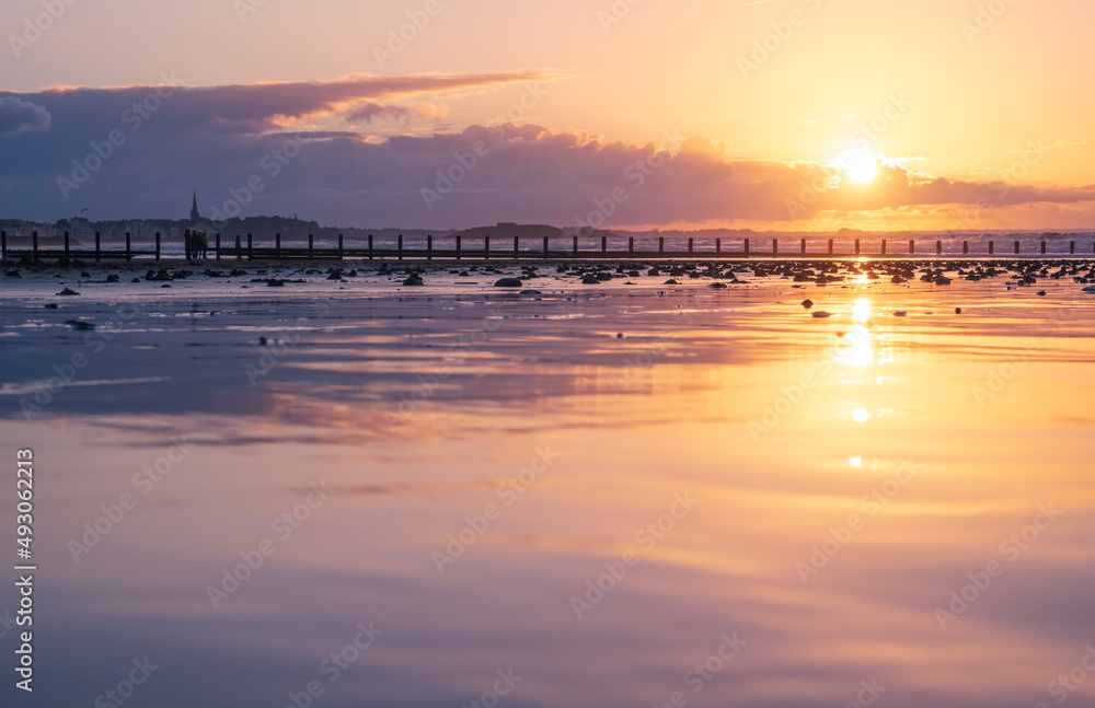 圣马洛日落时的海滩，低角度