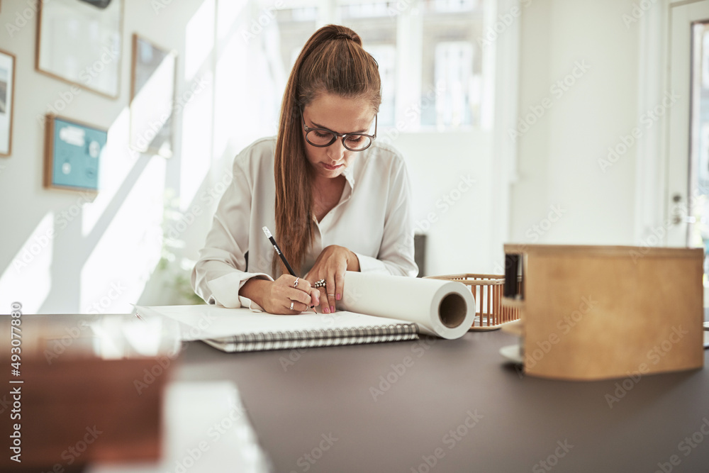 在办公室设计新项目的年轻女建筑师