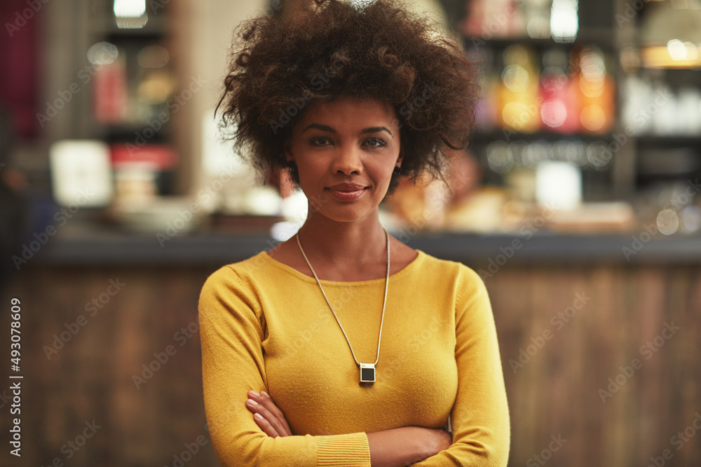 实现咖啡店老板的梦想。咖啡馆里一位自信的年轻女性的画像。