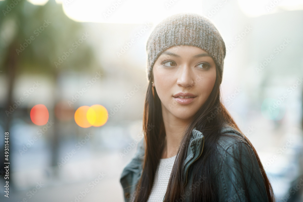 她是一个城市女人。在城市里拍摄了一个有魅力的年轻女人。