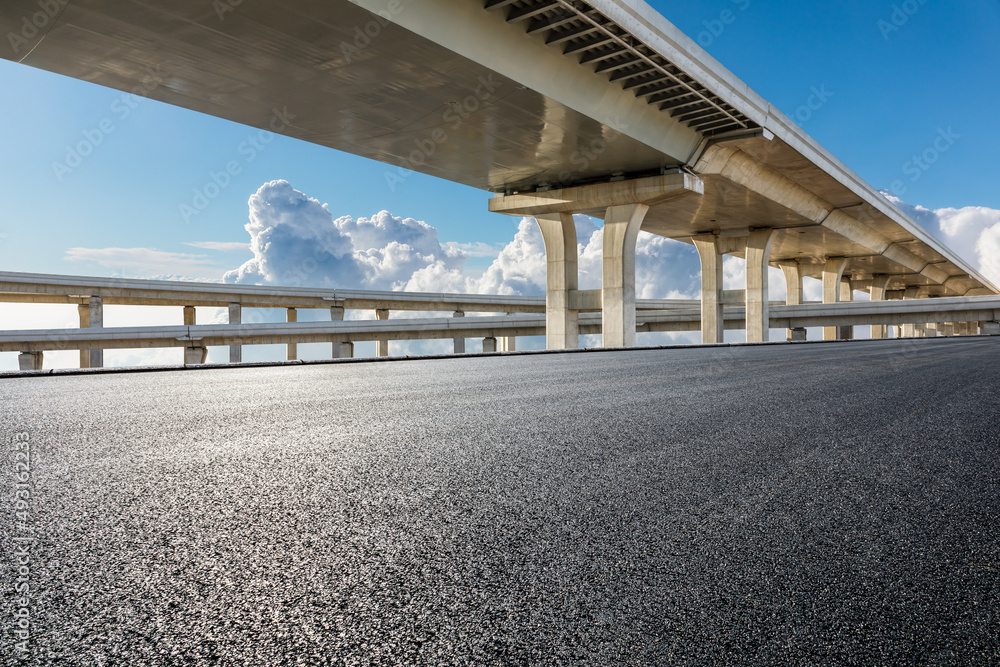 空的沥青路桥建筑背景