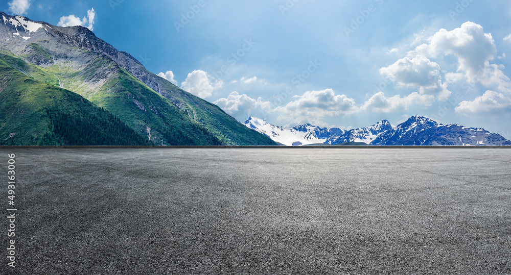 空旷的柏油路和天空云朵景观的山