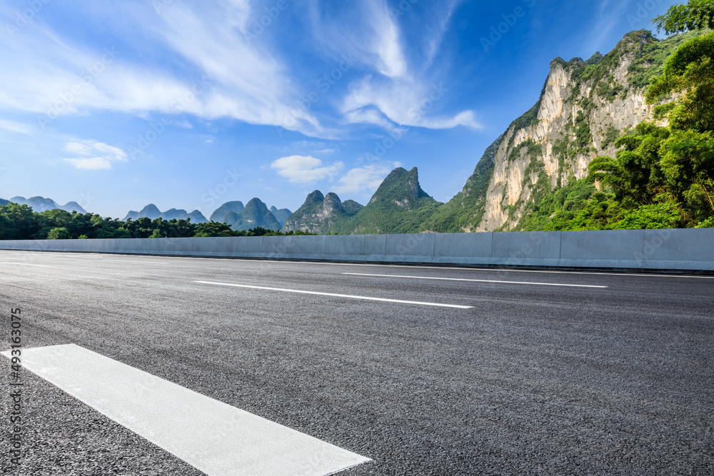 夏日蓝天下的沥青公路和山地自然风光