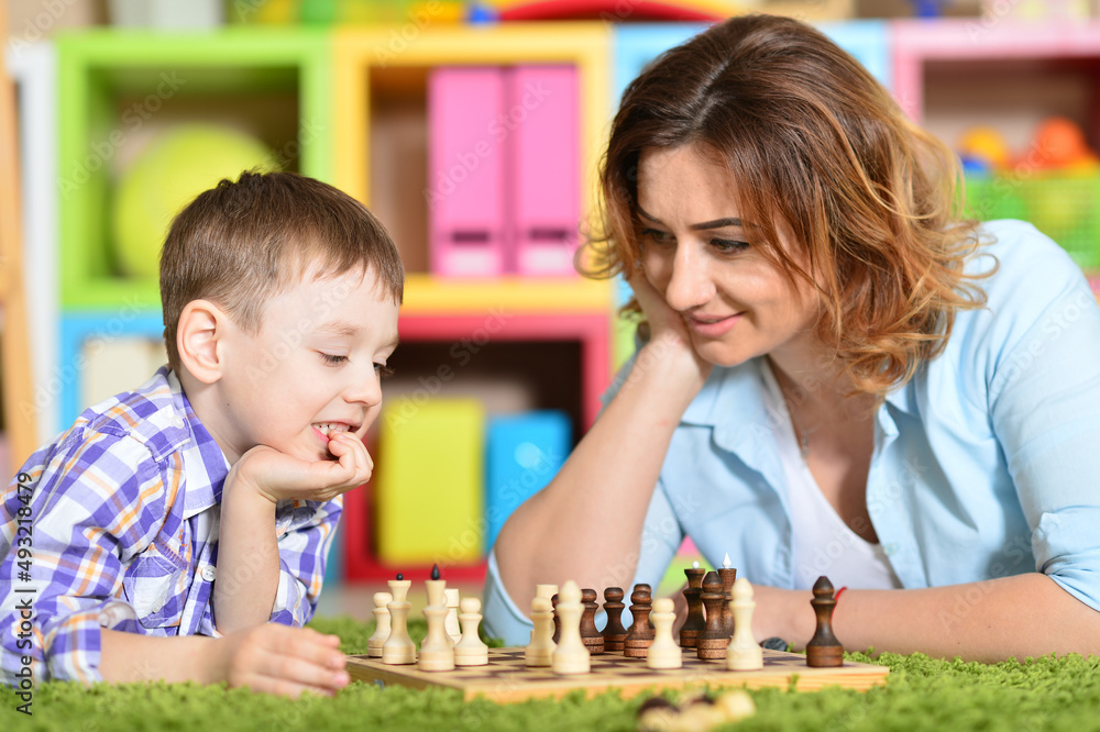 母子在家下棋