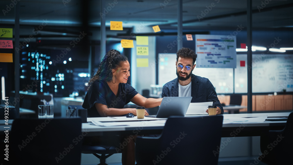 现代办公室的商人：两位经理的商务会议。女CEO兼营销总监