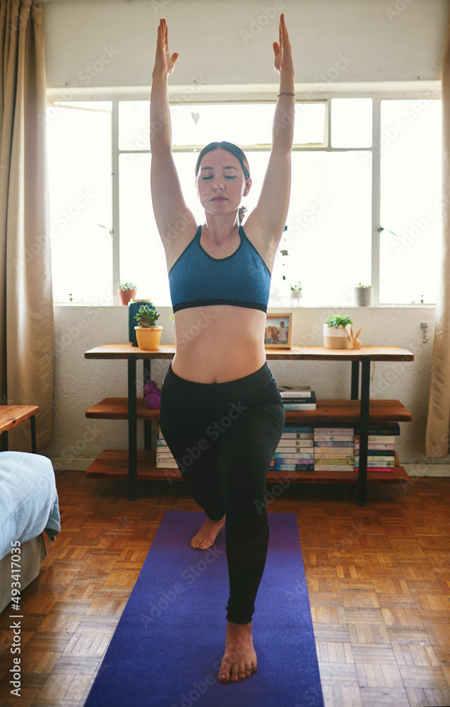 他们说没有痛苦，就没有收获。一个漂亮的年轻女人站着抱着一个战士的裁剪镜头