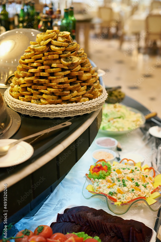 时尚的食物展示。餐厅里精选的时尚菜肴。