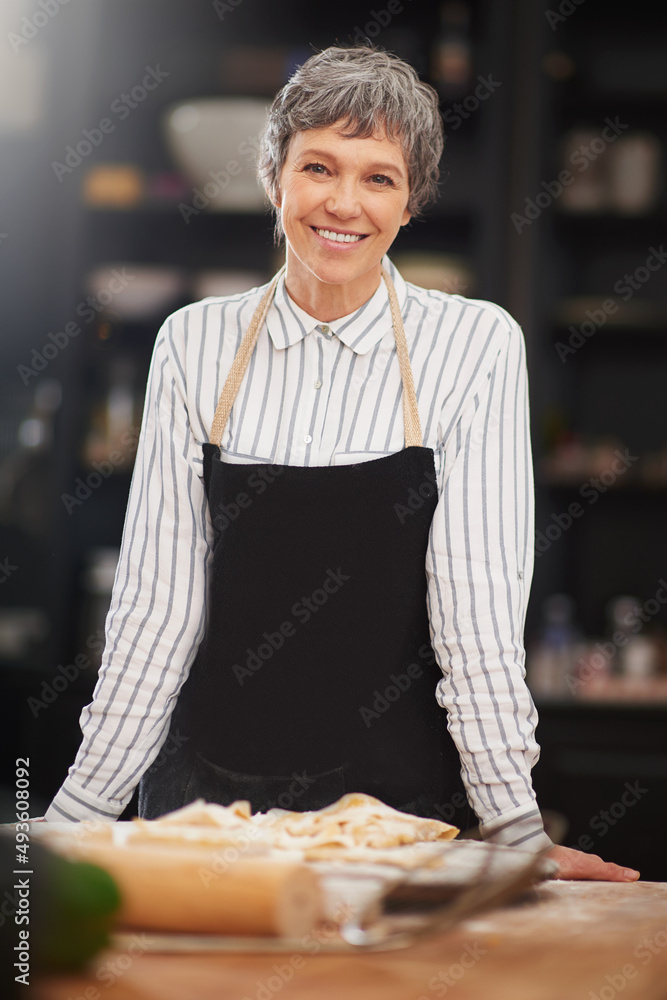 这是我的领域。一个成熟女人在家做饭的镜头。