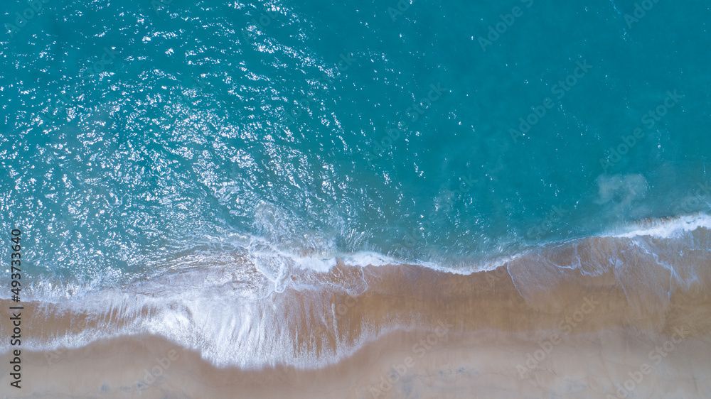 鸟瞰沙滩和海浪Aeria拍摄的夏季早晨美丽的热带海洋