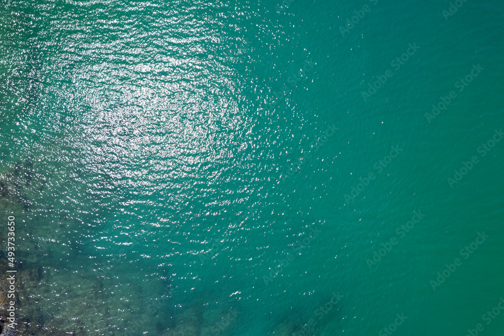 海面鸟瞰图，蓝色海浪和水面纹理的鸟瞰图蓝色海水背景