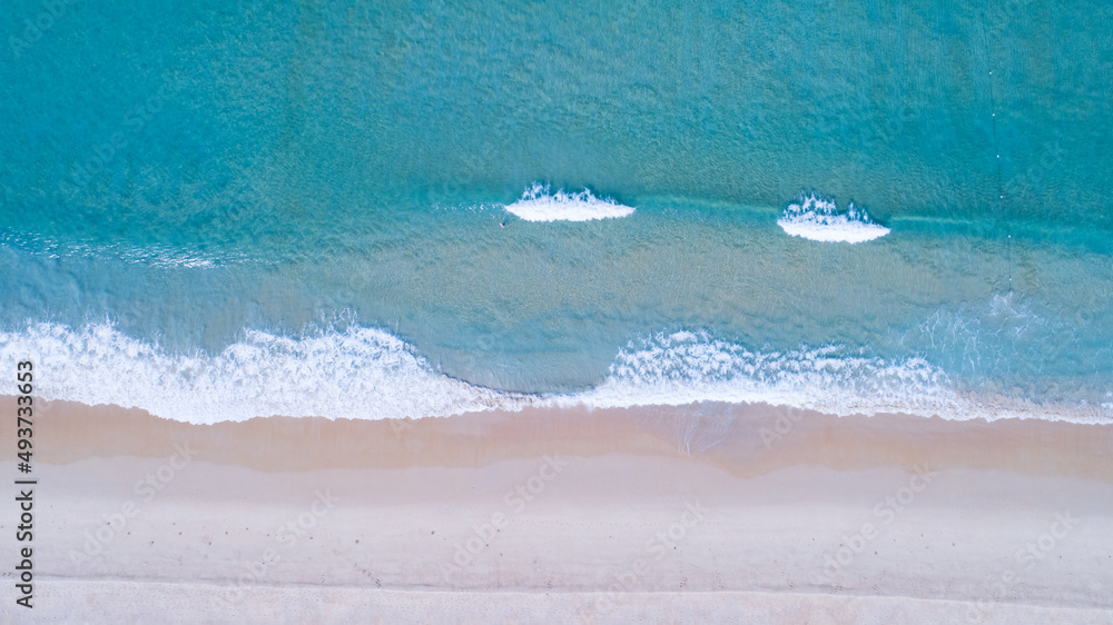 鸟瞰沙滩和海浪Aeria拍摄的夏季早晨美丽的热带海洋