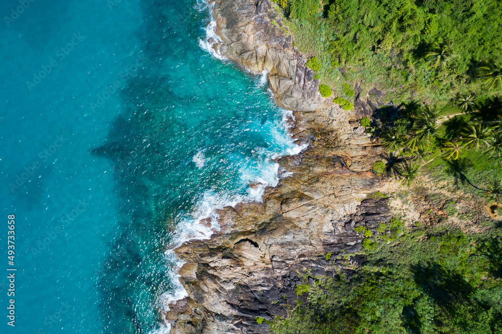 海浪撞击的鸟瞰图海滨岩石上白色泡沫的海浪俯视洛基海岸山