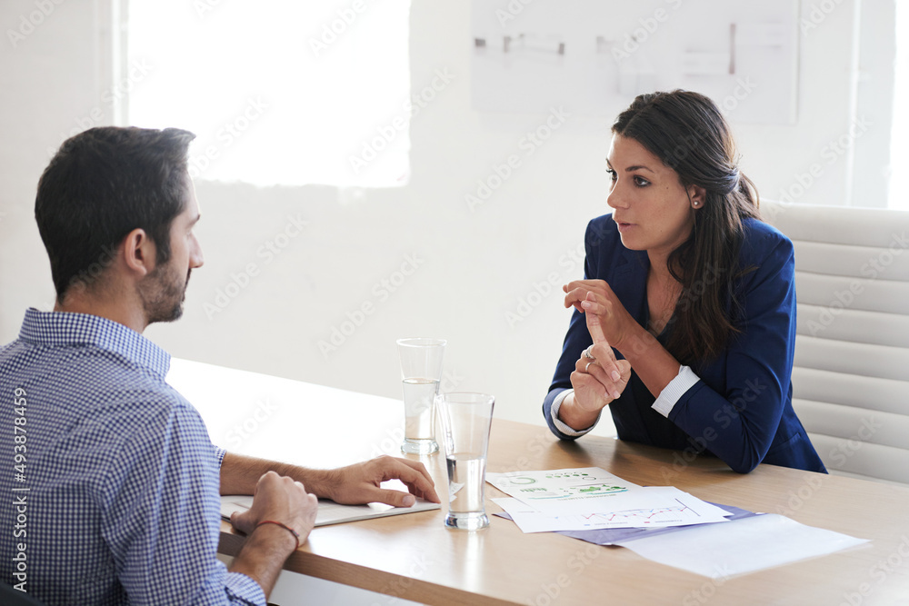 你与所有其他候选人的区别是什么？一位女商人面试求职应用程序的照片